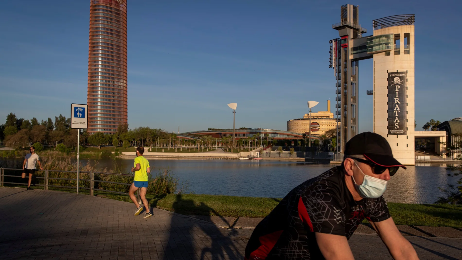 Los deportistas salen por primera vez a la calle tras 48 días de confinamiento por la pandemia de COVID-19