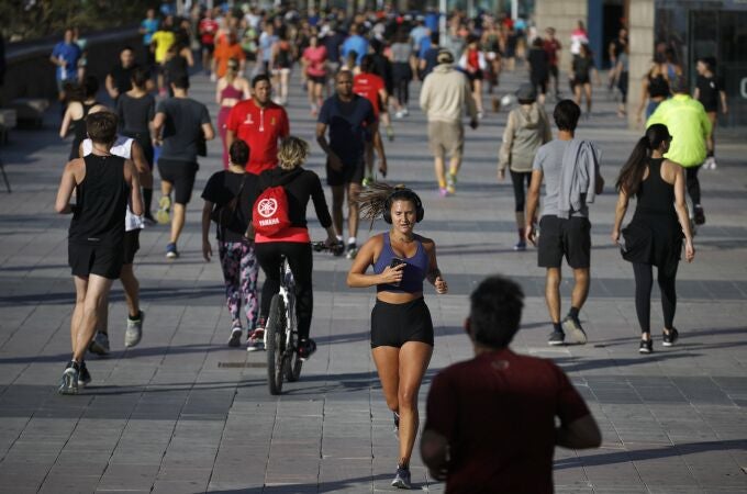 Las calles, playas y parques de toda España se llenan de corredores, patinadores, runners tras siete semanas de confinamiento En la imagen Barcelona esta mañana.
