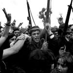 LIS05:PORTUGAL-REVOLUTION:LISBON,22APR99 - FILE PHOTO 25 APRIL 1974 - Soldados y civiles celebrando la victoria del levantamiento militar portugués el 25 de abril de 1974.  (PORTUGAL OUT)  jr/Photo by Eduardo Gageiro REUTERS