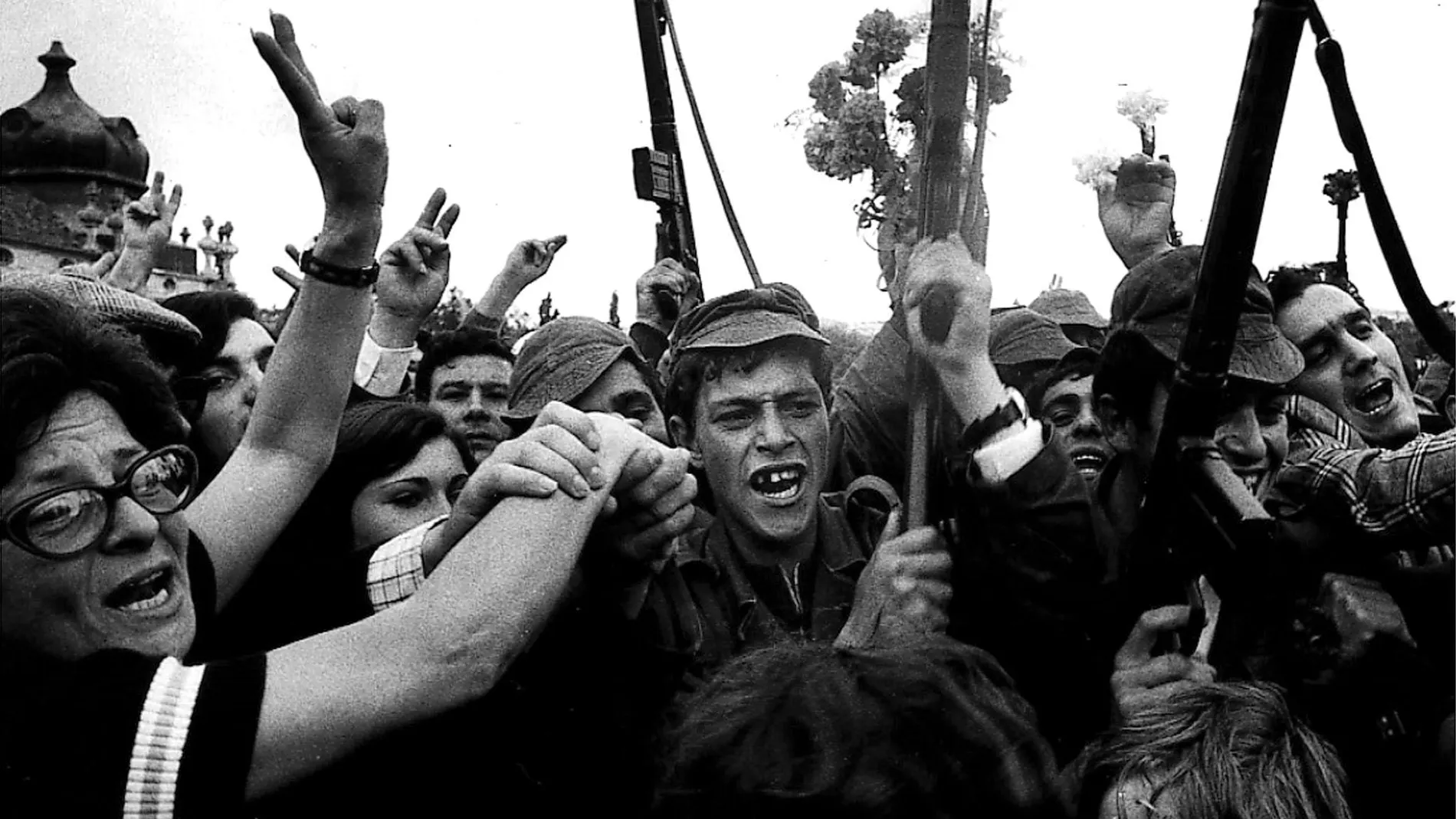 LIS05:PORTUGAL-REVOLUTION:LISBON,22APR99 - FILE PHOTO 25 APRIL 1974 - Soldados y civiles celebrando la victoria del levantamiento militar portugués el 25 de abril de 1974. (PORTUGAL OUT) jr/Photo by Eduardo Gageiro REUTERS