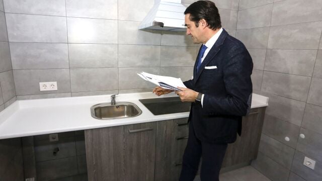 El consejero de Fomento y Medio Ambiente, Juan Carlos Suárez-Quiñones, visita una vivienda rehabilitada destinada a alquiler social