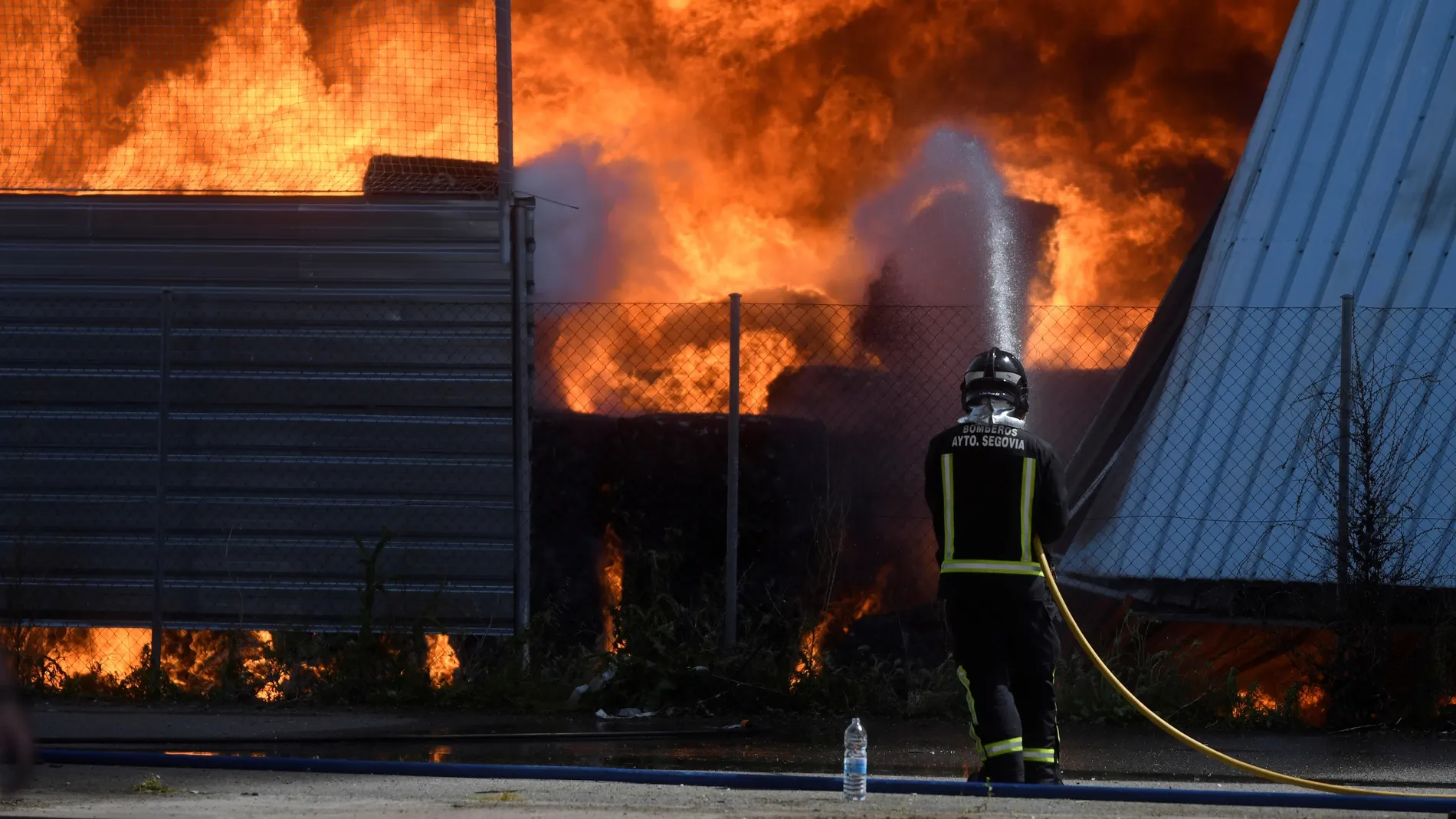 Incendio en una planta de residuos plásticos en Valverde del Majano (Segovia)