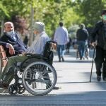 Desde este sábado, las personas mayores pueden ir a pasear y hacer deporte individual, respetando unos horarios y la distancia de seguridad, en pleno estado de alarma por la pandemia del coronavirus. EFE/Javier Cebollada