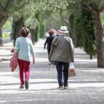 El paseo debería ser una de las actividades imprescindibles en la vida de cualquier persona mayor