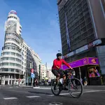 Un hombre circula en bicicleta por la Gran Vía madrileña