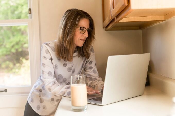 Imagen de archivo de una mujer usando un ordenador portátil