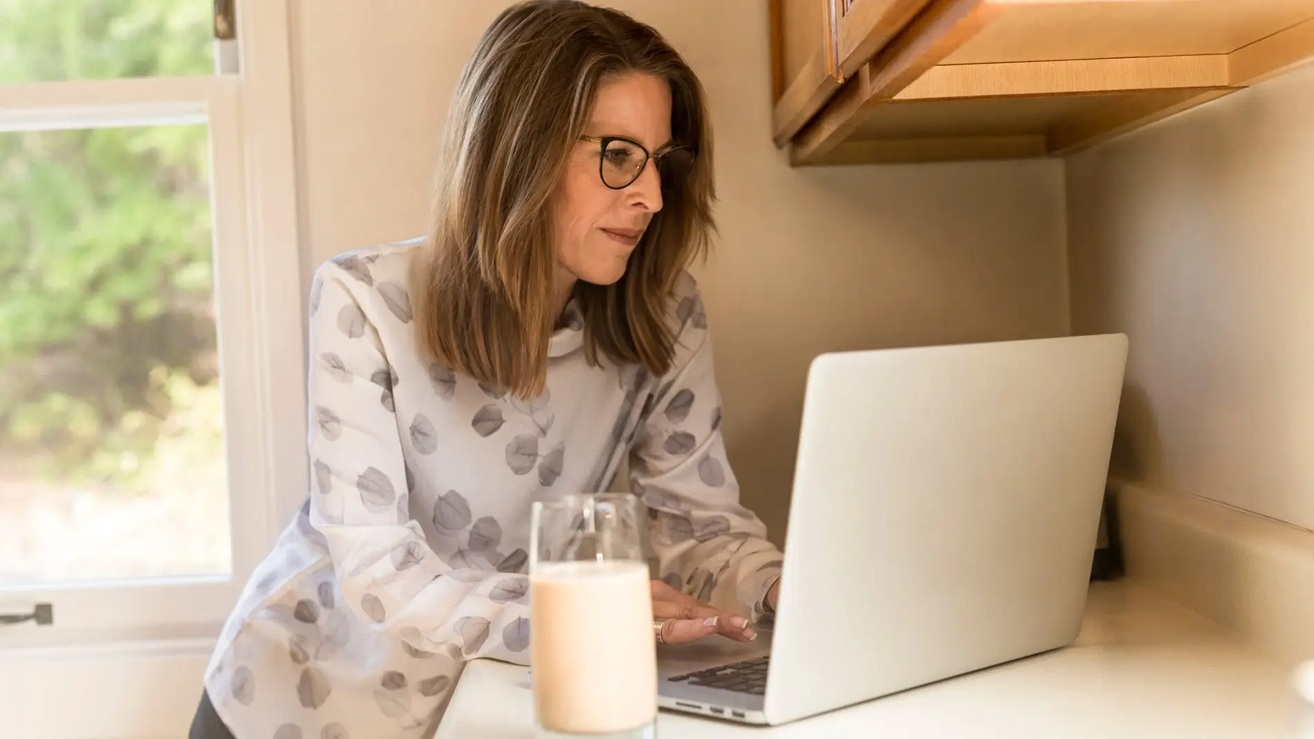 Imagen de archivo de una mujer usando un ordenador portátil