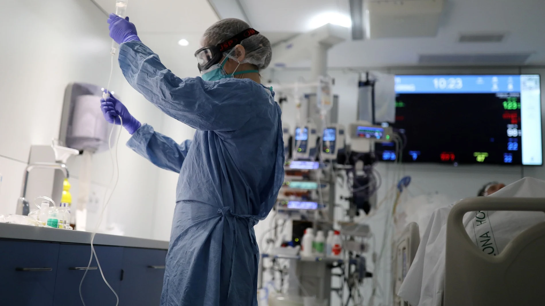Un consorcio europeo de hospitales liderados por el Clínic-IDIBAPS con el apoyo de Cellnex Telecom impulsa un proyecto de inmunoterapia celular para hacer frente a la COVID-19. REUTERS/Nacho Doce