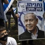 Manifestantes contra el primer ministro, Benjamin Netanyahu, mientras el Tribunal Supremo delibera sobre su futuro