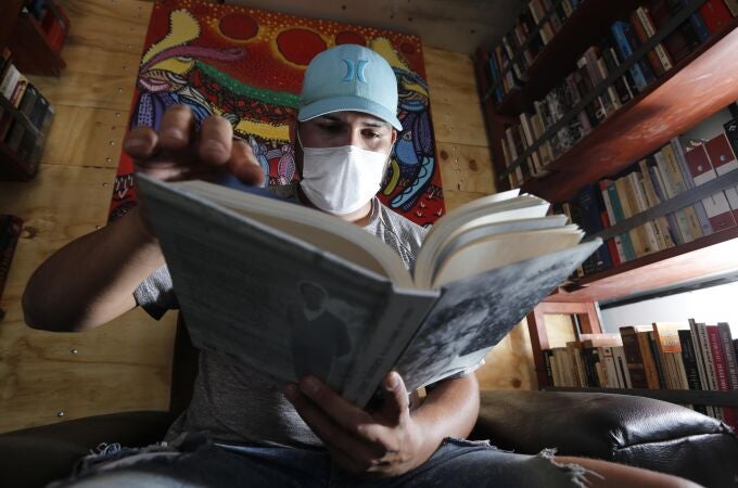 Librería rodante promueve lectura durante aislamiento por COVID-19 en México