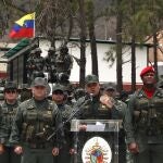 El ministro venezolano de defensa Vladimir Padrino ofrecer declaraciones junto a miembros de las Fuerzas Armadas