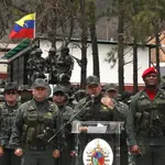 El ministro venezolano de defensa Vladimir Padrino ofrecer declaraciones junto a miembros de las Fuerzas Armadas