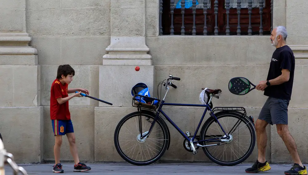 Padre e hijo salen a pasear durante el estado de alarma en Sevilla