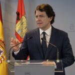 El presidente de Castilla y León, Alfonso Fernández Mañueco, explica en rueda de prensa la reunión con Pedro Sánchez