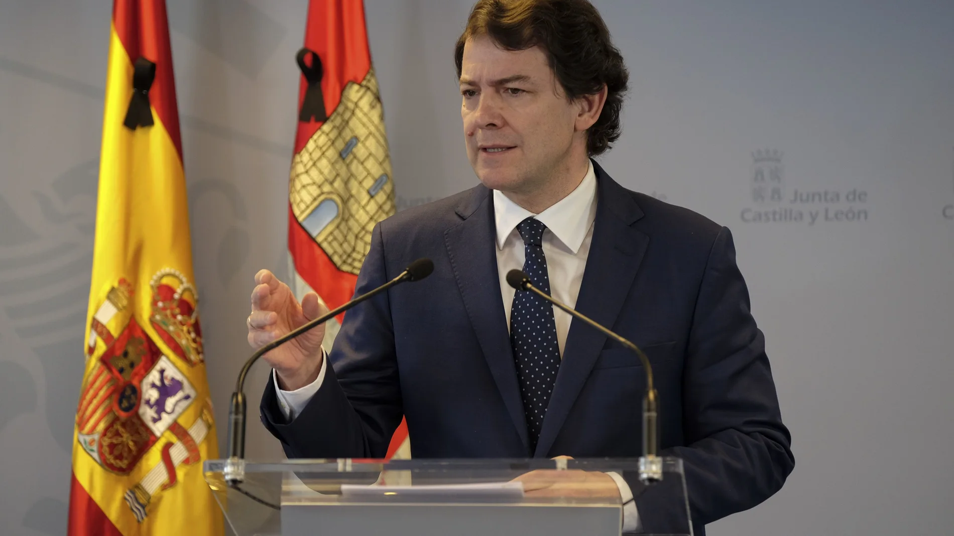 El presidente de Castilla y León, Alfonso Fernández Mañueco, explica en rueda de prensa la reunión con Pedro Sánchez