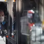 AME7509. SAO PAULO (BRASIL), 04/05/2020.- Reflejo del conductor de un autobús con mascarilla de protección este lunes, en Sao Paulo (Brasil). El uso de máscaras comenzó a ser obligatorio este lunes en el transporte público de Sao Paulo, el estado más poblado de Brasil y el más golpeado por la pandemia con 2.627 fallecidos y 31.772 infectados por COVID-19. El país reportó hasta este domingo el total de infectados en 101.147. EFE/ Fernando Bizerra