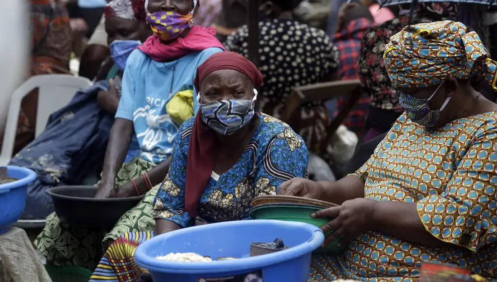 Mujeres con mascarillas en un mercado de Lagos, Nigeria