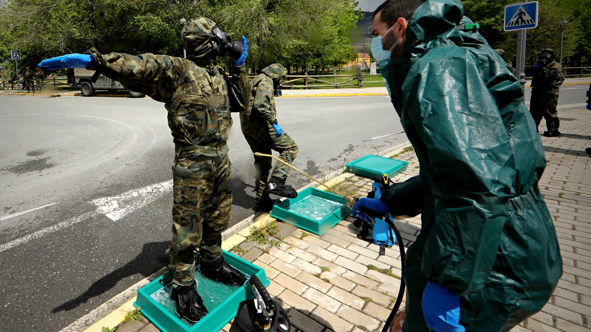 Militares del Ejército de Tierra tras desinfectar una residencia en Segovia
