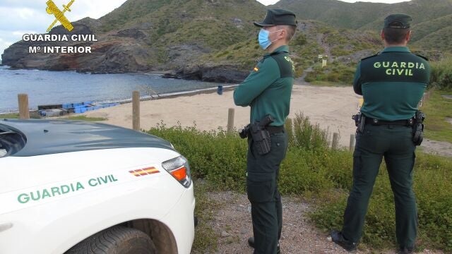 Sucesos.- La Guardia Civil denuncia a tres surfistas por saltarse el confinamiento en Cartagena
