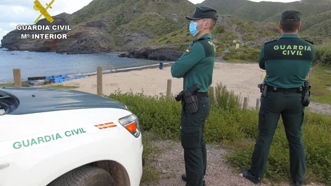 Sucesos.- La Guardia Civil denuncia a tres surfistas por saltarse el confinamiento en Cartagena