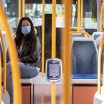 Una mujer con mascarilla esta mañana en el tranvía de Murcia