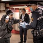 Una patrulla de la Policía Local de València reparte mascarillas en un parada del metro. El gasto destinado a plantilla municipal (entre ellos nuevos policías y bomberos) se incrementó un 6,30 por ciento, mientras que por el contrario las retribuciones de órganos de gobierno un 23,30 por ciento