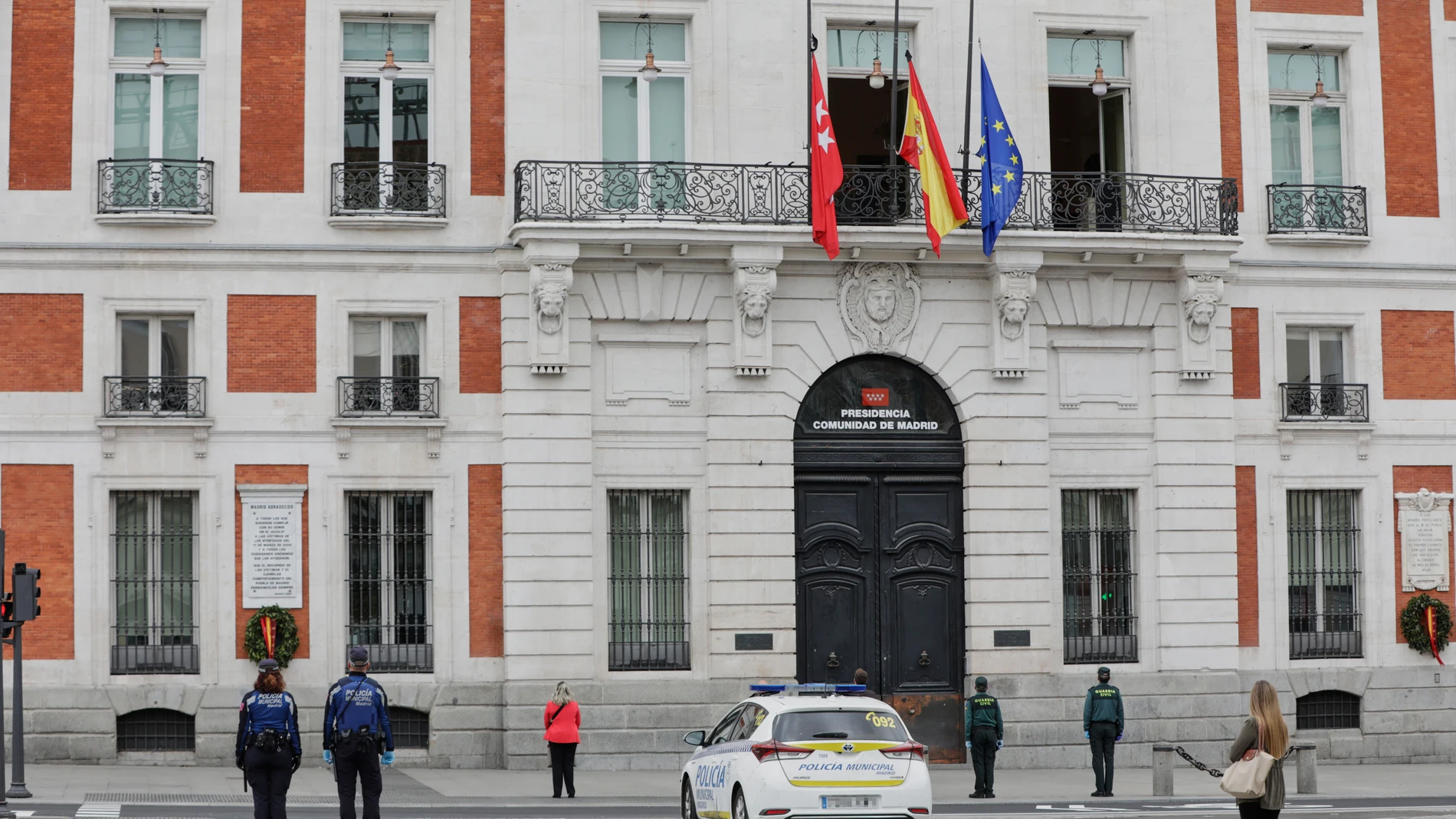 Minuto de silencio en la Puerta del Sol por los fallecidos de Covid-19