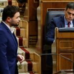 El diputado de ERC Gabriel Rufián pasa ante el presidente del Gobierno, Pedro Sánchez, tras su intervención en un pleno del Congreso.
