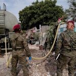El Ejército aprovisiona de agua depósitos en varios asentamientos de València