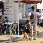Un grupo de amigos desayuna juntos en una cafetería abierta en Formentera este lunes