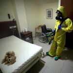 Un militar desinfecta una de las habitaciones del centro