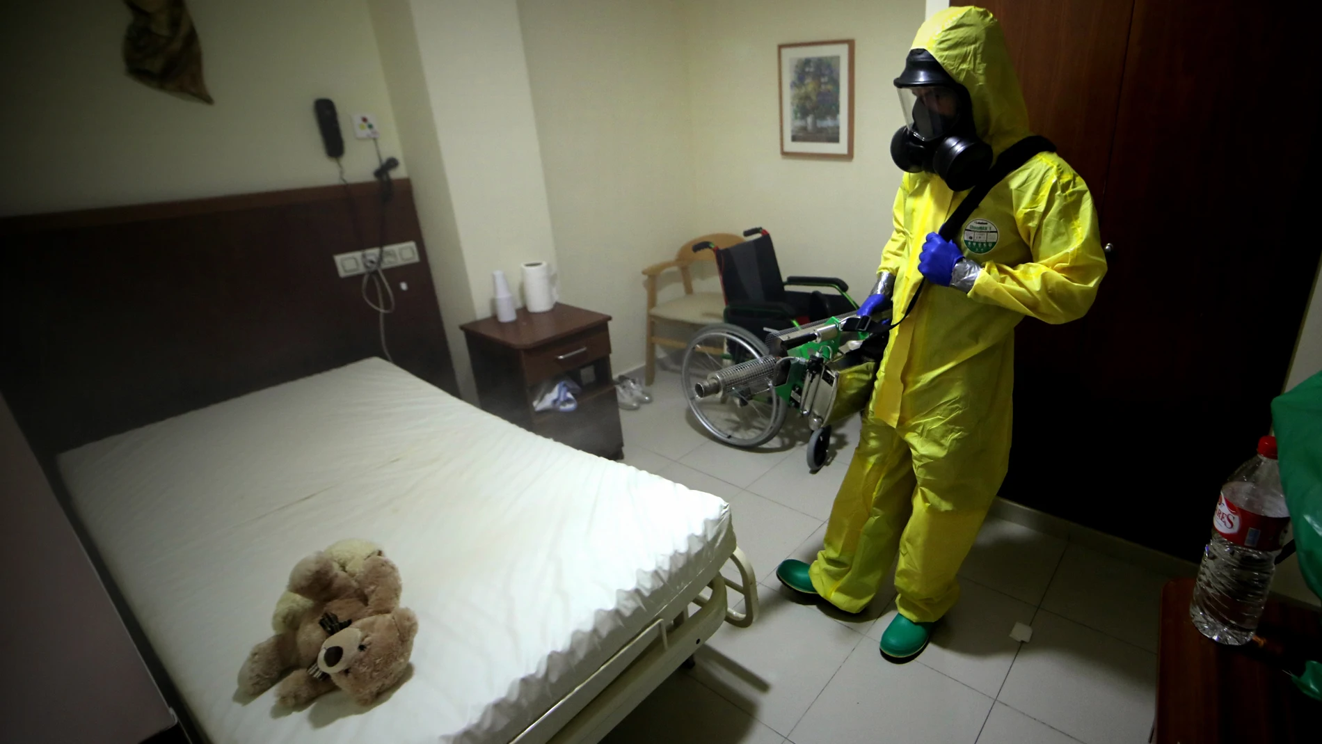 Un militar desinfecta una de las habitaciones del centro