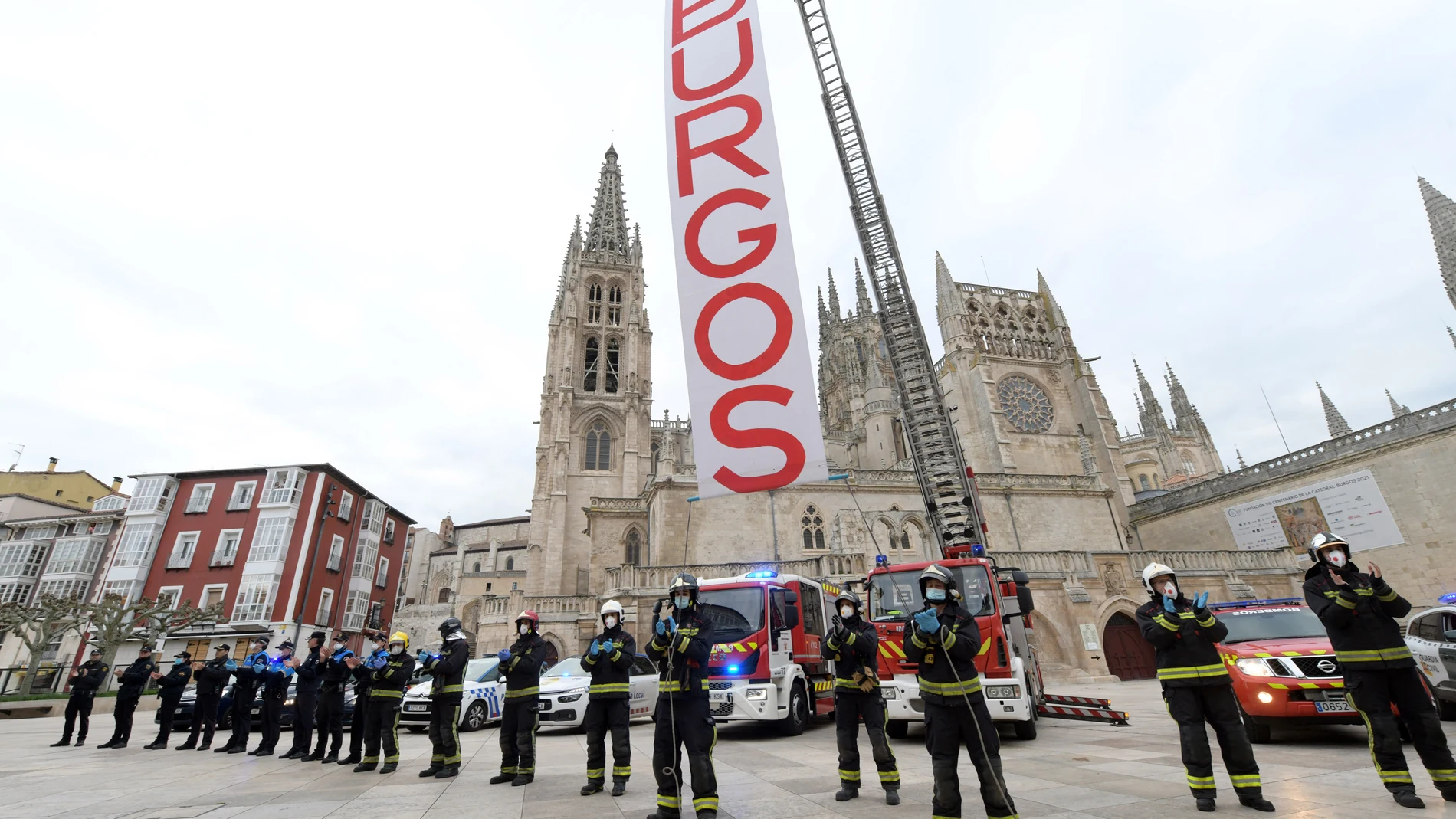 Homenaje de los servicios de seguridad y emergencia a los ciudadanos de Burgos frente a la Catedral, vacía de turistas por el coronavirus