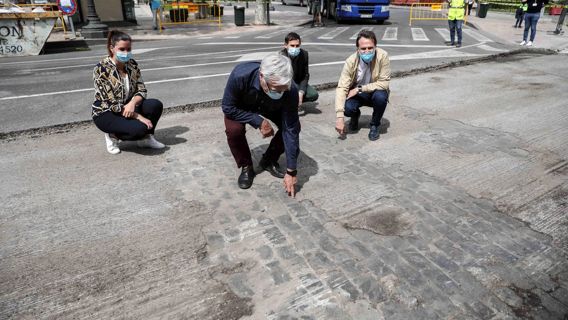 El alcalde de Valencia, Joan Ribó (2i), la vicealcaldesa, Sandra Gómez (i) , el vicealcalde Sergi Campillo (2º d) y el concejal de Movilidad, Giuseppe Grezzi (d), visitaron el lunes las obras para la peatonalización de la plaza del Ayuntamiento de Valencia, donde han aparecido las antiguas vías del tranvía