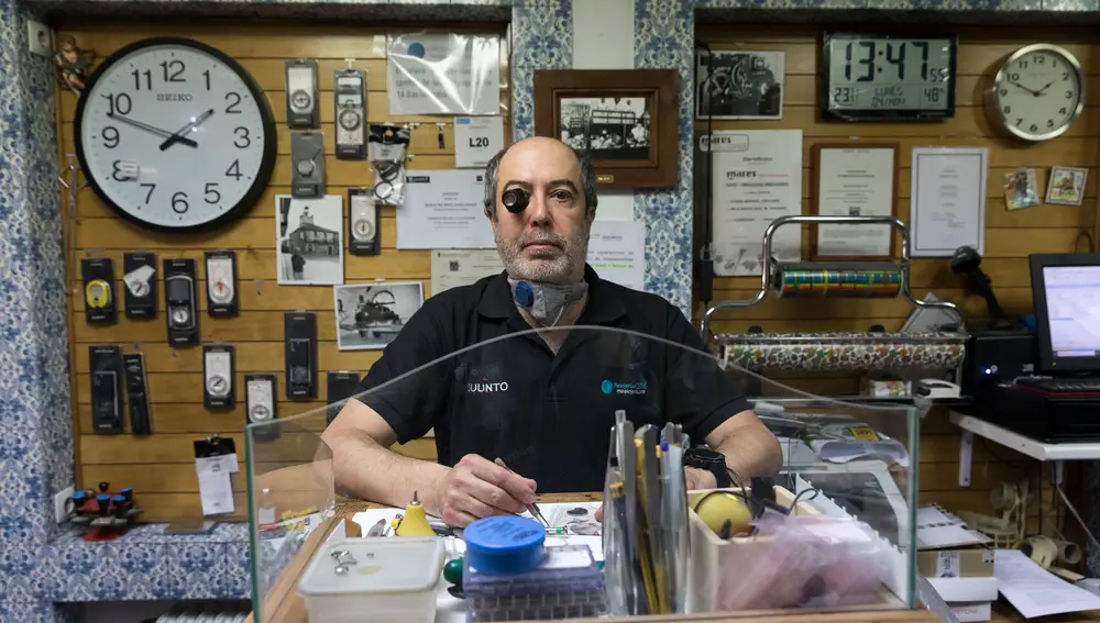 Fernando Ramos tiene una tienda de reparación de venta y reparación de relojes