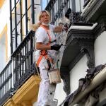 Una mujer trabajando en una obra en el centro de Sevilla