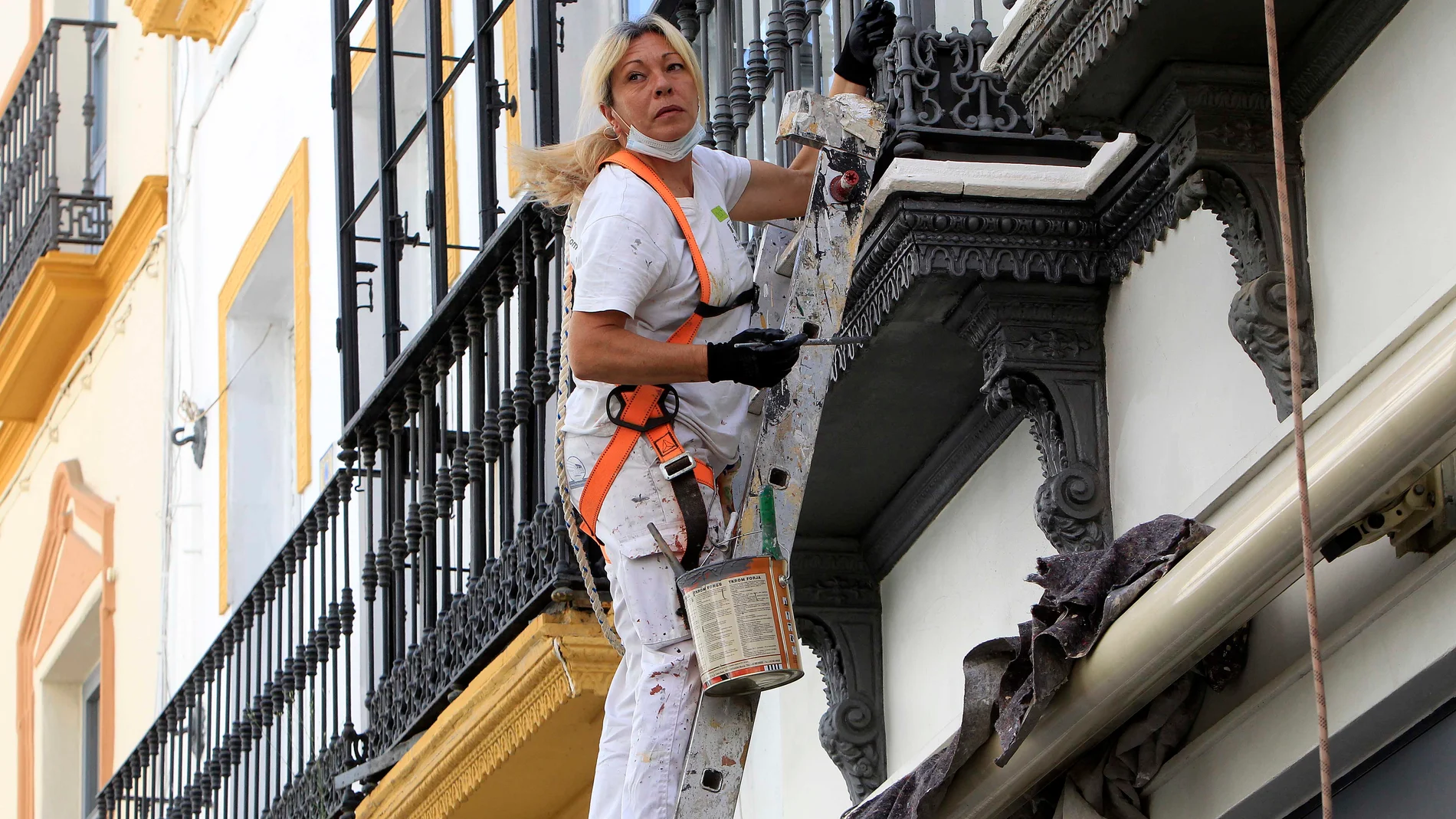 Una mujer trabajando en una obra en el centro de Sevilla