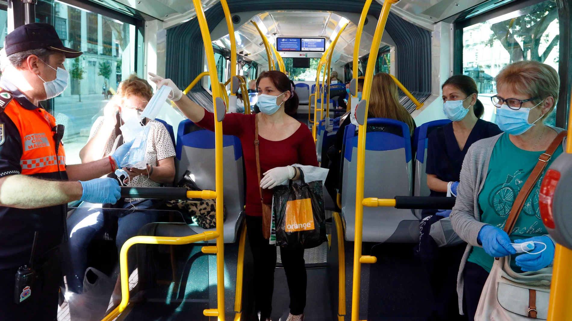 Primer día en el que los adultos pueden salir a practicar deporte y pasear en Sevilla