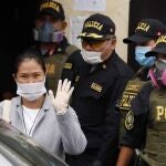 Keiko Fujimori a su salida del penal Santa Mónica, en Lima. La líder opositora peruana anunció que no vivirá con su familia hasta que reciba el resultado de la prueba de descarte de la COVID-19