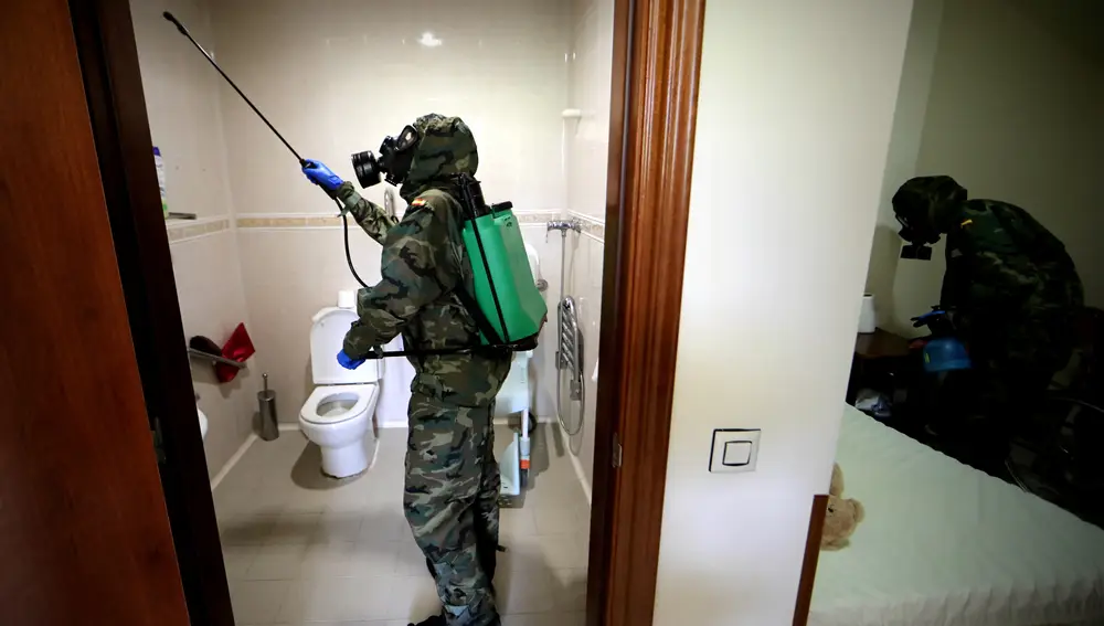 Varios militares desinfectan una residencia en Segovia