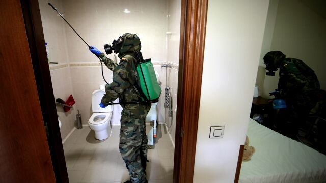 Varios militares desinfectan una residencia en Segovia