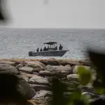 Elementos de seguridad patrullan la costa donde se registró un enfrentamiento en Macuto, La Guaira (Venezuela) en una supuesta invasión marítima.