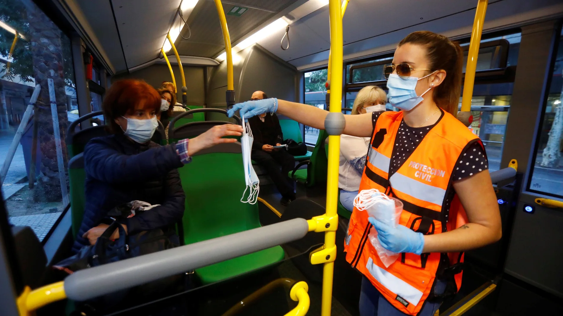 Reparten 2,6 millones de mascarillas en transportes y municipios de Andalucía