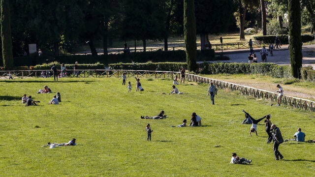 Gente disfrutando del parque y el sol en Villa Borghese, en Roma