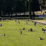 Gente disfrutando del parque y el sol en Villa Borghese, en Roma