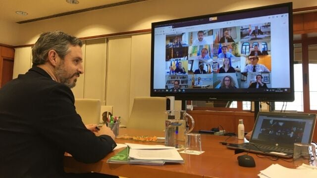El consejero andaluz de Hacienda, Juan Bravo, en la reunión por videoconferencia mantenida con la ministra, María Jesús Montero, y sus homólogos autonómicos