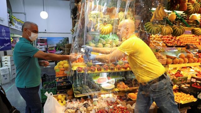 El propietario de una frutería del mercado de Vegueta en Las Palmas de Gran Canaria