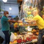 El propietario de una frutería del mercado de Vegueta en Las Palmas de Gran Canaria