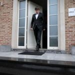 Carles Puigdemont saliendo de su residencia en Waterloo, donde está huido de la justicia española