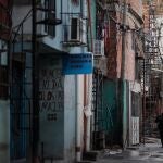 Policías custodian al interior del barrio Villa 31